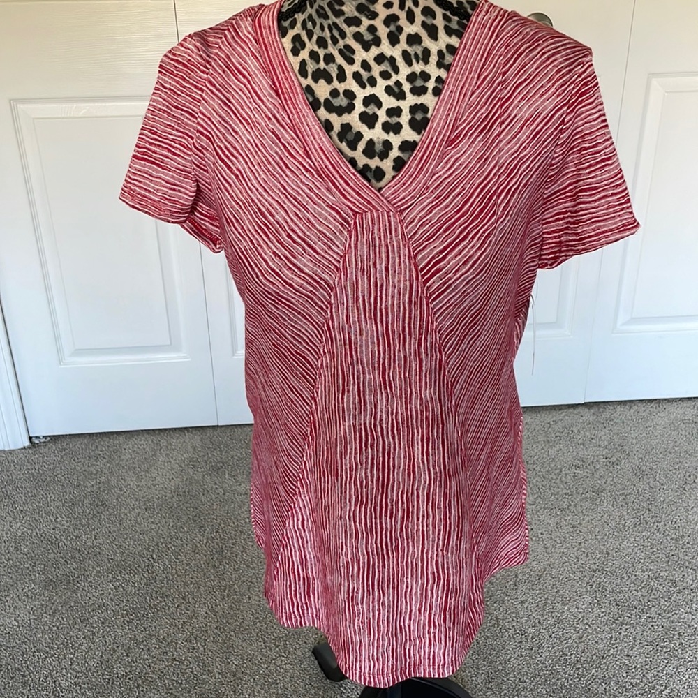 Jillian N red & white v neck tee shirt perfect for cruising. Brand new with tags
